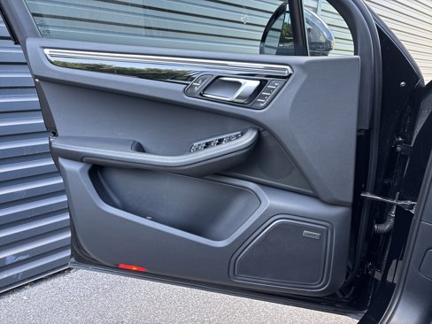 Certified 2025 Porsche Macan image 21