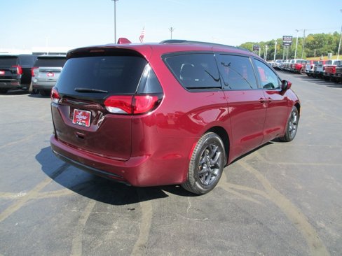 Used 2018 Chrysler Pacifica Touring-L w/ Premium Audio Group image 3