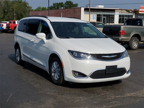 Used 2017 Chrysler Pacifica Touring-L image 3