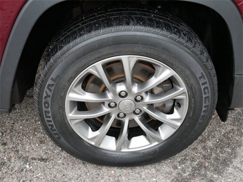 Used 2019 Jeep Cherokee Latitude Plus w/ Cold Weather Group image 7