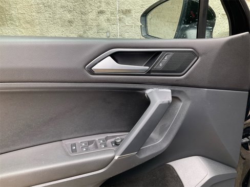 Used 2018 Volkswagen Tiguan SE image 17