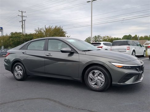New 2025 Hyundai Elantra SE image 2
