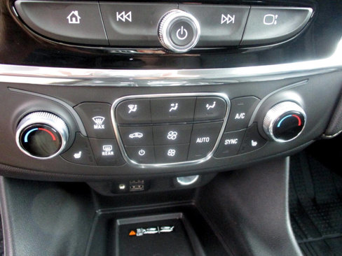 Used 2023 Chevrolet Traverse LT image 10