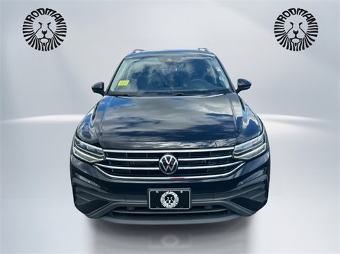 Used 2022 Volkswagen Tiguan SE w/ Panoramic Sunroof Package image 2