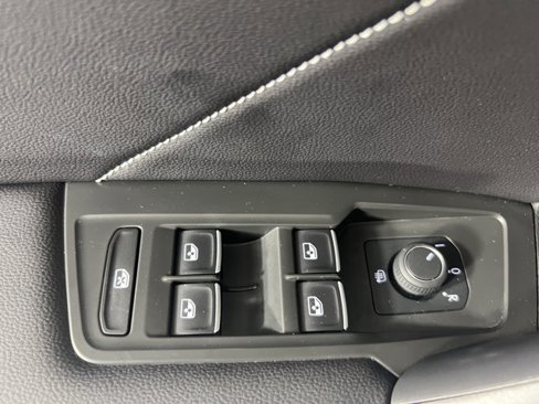 Used 2024 Volkswagen Tiguan SE w/ Panoramic Sunroof Package image 19