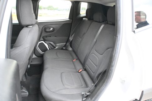 Used 2018 Jeep Renegade Latitude image 17