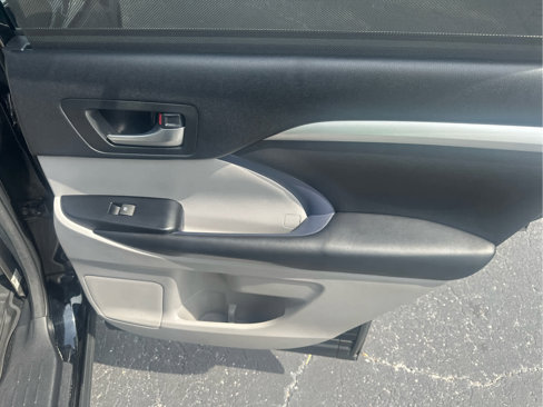 Used 2018 Toyota Highlander XLE image 27