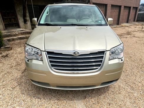 Used 2010 Chrysler Town & Country Touring image 13