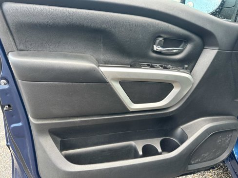 Used 2018 Nissan Titan SV image 11
