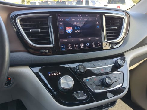 Used 2018 Chrysler Pacifica Touring-L Plus image 19