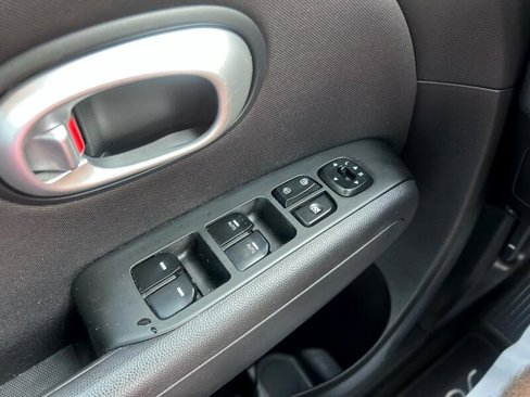 Used 2016 Kia Soul + image 17