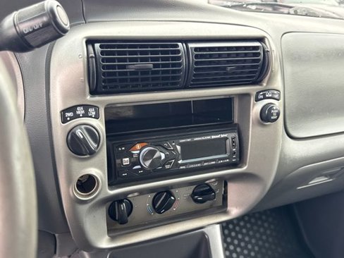 Used 2005 Ford Explorer Sport Trac XLT image 16