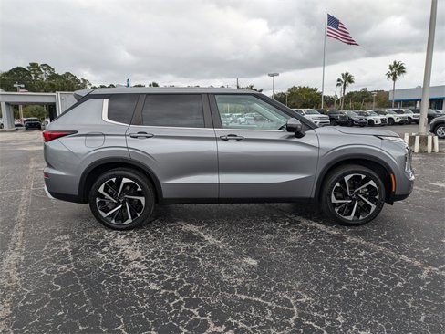 Used 2022 Mitsubishi Outlander SE image 3