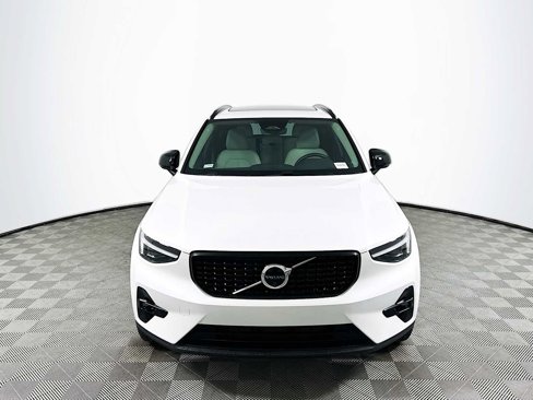 Used 2025 Volvo XC40 B5 Plus w/ Climate Package image 2
