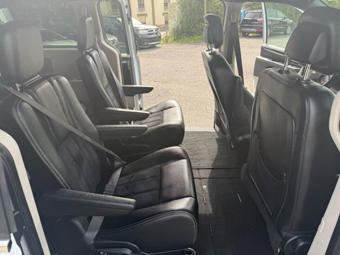 Used 2018 Dodge Grand Caravan SXT image 15