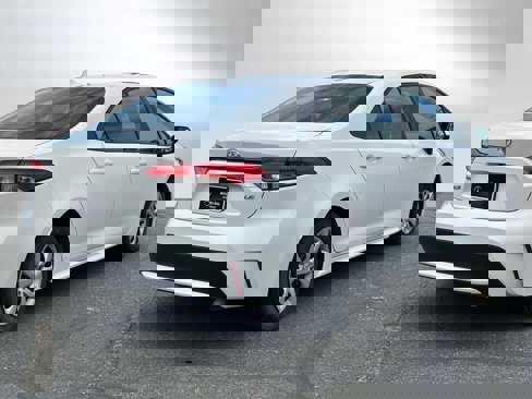 Used 2021 Toyota Corolla LE image 3