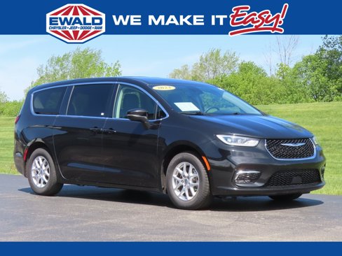Used 2023 Chrysler Pacifica Touring-L image 1