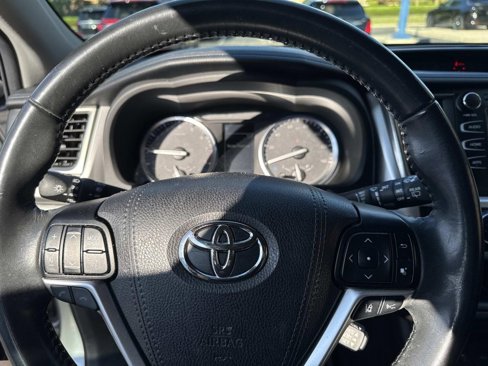 Used 2019 Toyota Highlander SE image 26