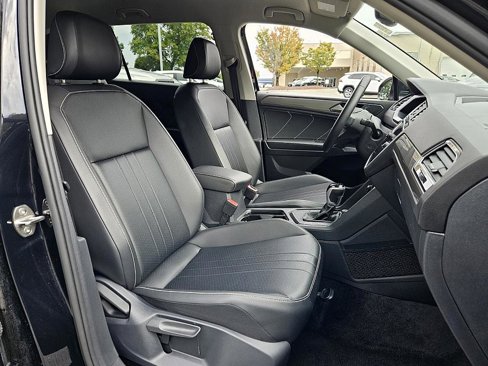 Used 2024 Volkswagen Tiguan SE image 15