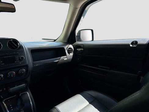 Used 2016 Jeep Patriot High Altitude image 23