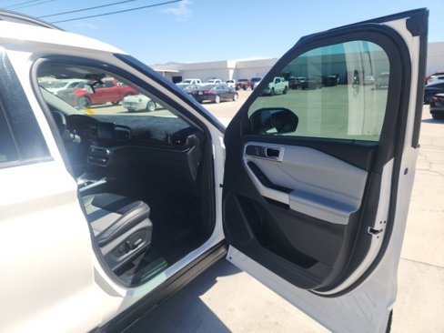 Used 2022 Ford Explorer XLT w/ Equipment Group 202A image 28