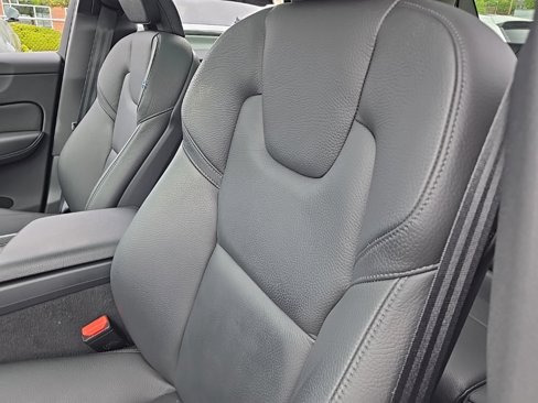 Used 2020 Volvo XC60 T5 Momentum w/ Protection Package Premier image 21