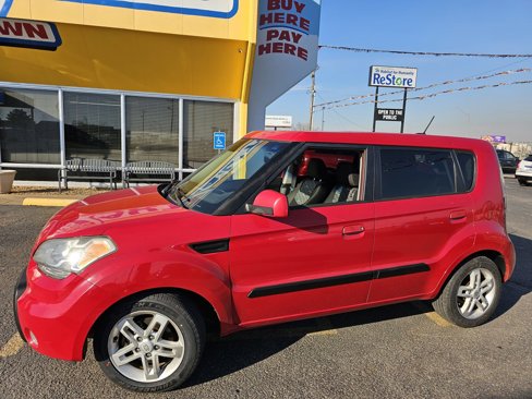 Used 2012 Kia Soul ! w/ Premium Pkg image 1