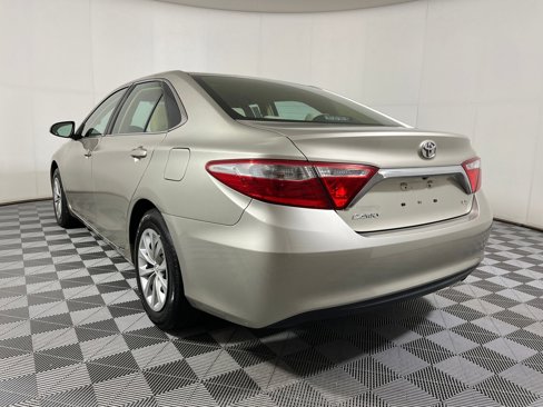 Used 2015 Toyota Camry LE image 17