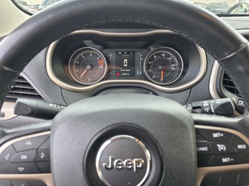 Used 2016 Jeep Cherokee Latitude image 4