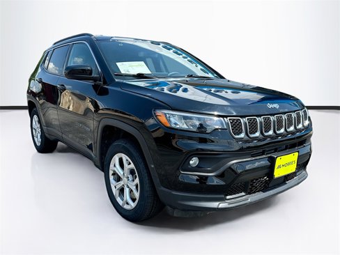 Used 2024 Jeep Compass Latitude image 3