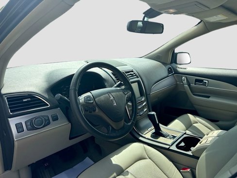 Used 2013 Lincoln MKX FWD image 2