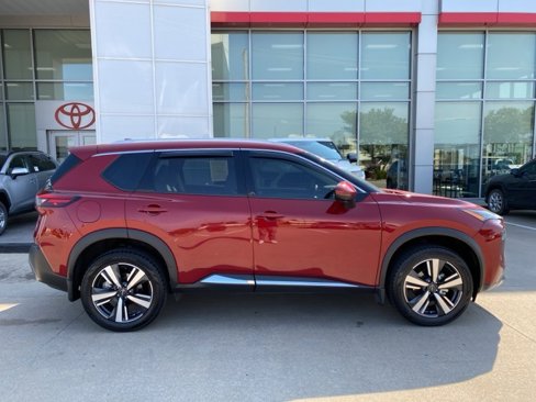 Used 2023 Nissan Rogue SL image 2