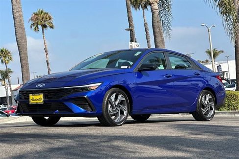 Certified 2025 Hyundai Elantra Sport image 8