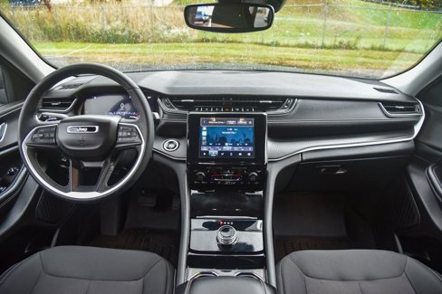 Certified 2023 Jeep Grand Cherokee Laredo w/ Luxury Tech Group I image 18
