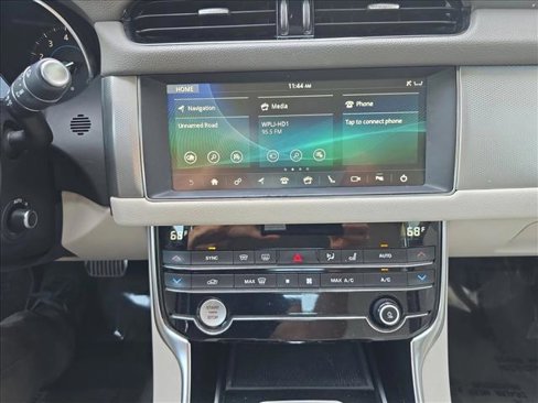 Used 2020 Jaguar XF Premium image 20