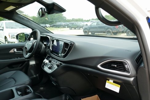 New 2025 Chrysler Voyager LX image 10