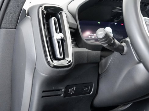 Used 2022 Volvo XC40 P8 Recharge Plus image 10