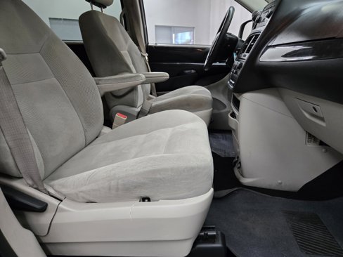Used 2017 Dodge Grand Caravan SE w/ UConnect Hands-Free Group image 14