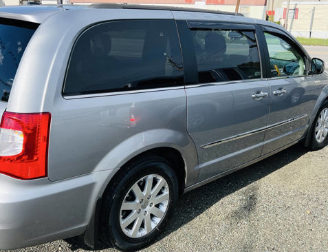 Used 2014 Chrysler Town & Country Touring w/ Mopar Premium Addition Group image 10