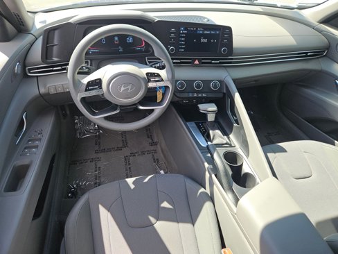 Used 2025 Hyundai Elantra SE image 16