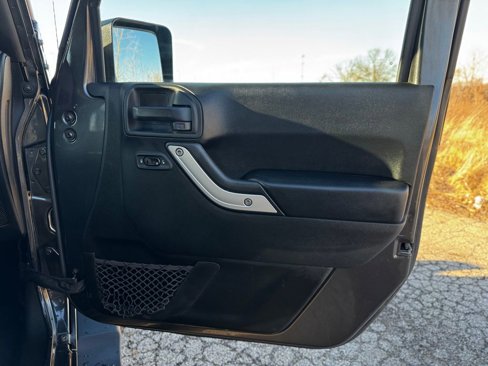 Used 2017 Jeep Wrangler Unlimited Sahara w/ Connectivity Group image 21