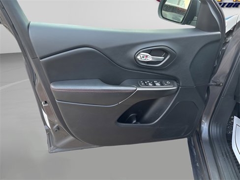 Used 2019 Jeep Cherokee Trailhawk w/ Cold Weather Group image 19