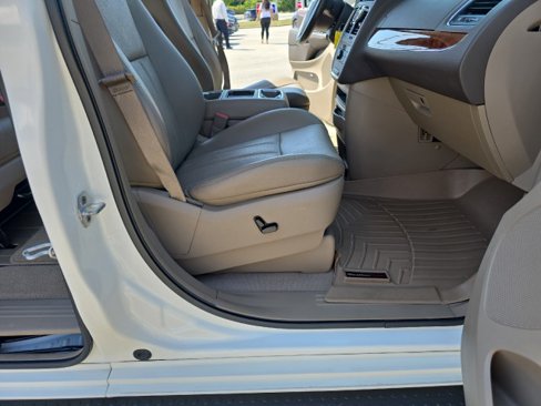 Used 2011 Chrysler Town & Country Touring-L w/ Driver Convenience Group image 37