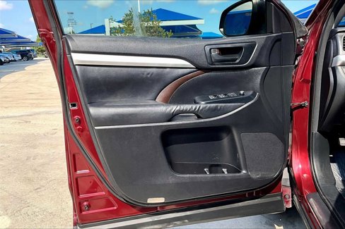Used 2015 Toyota Highlander LE image 21