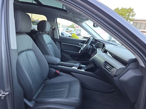 Used 2021 Audi e-tron Premium w/ Convenience Plus Package image 40