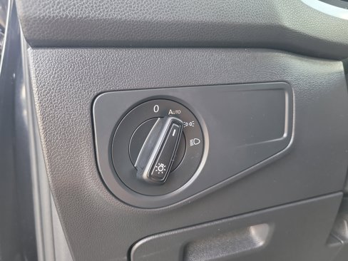 Used 2020 Volkswagen Tiguan S image 33