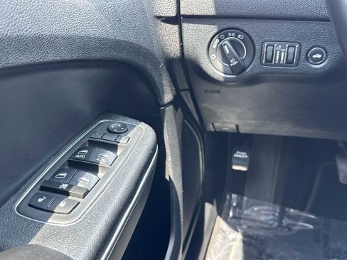 Used 2018 Chrysler 300 Touring w/ Driver Convenience Group image 15