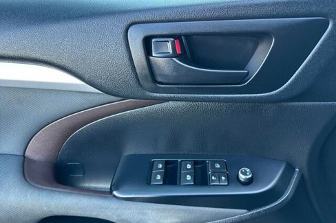 Used 2019 Toyota Highlander LE image 11