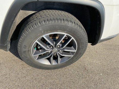 Used 2017 Jeep Grand Cherokee Limited image 9