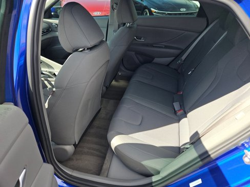 Used 2025 Hyundai Elantra SE image 18